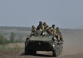 Militares ucranianos viajan en un vehículo blindado de transporte de personal por la región de Donetsk.