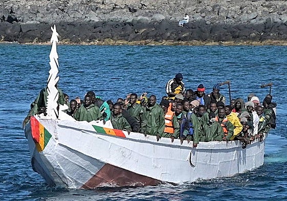 Un cayuco con 145 personas localizado al sur de la isla de El Hierro, en una imagen de archivo.