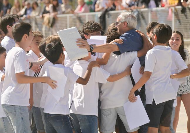 Pedro se abraza con los estudiantes de sexto de Primaria del Francisco Pino.