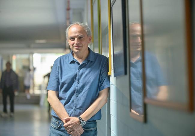 Juan Pedro Palacios, en los pasillos del colegio Francisco Pino, del que ha sido director durante 22 años.