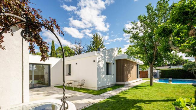 Imagen después - La transformación de un adosado de 1962 en un casoplón moderno y con piscina