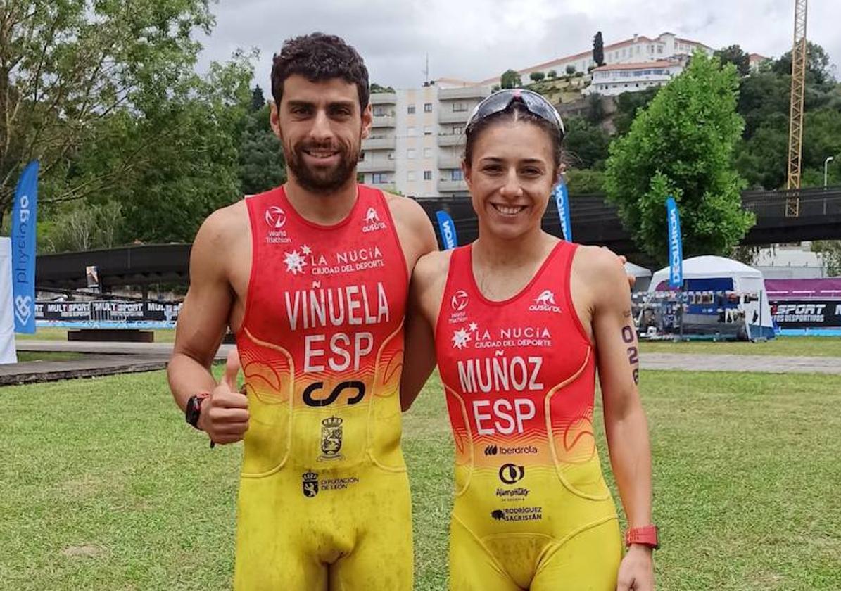 Kevin Tarek Viñuela y Marina Muñoz posan con sus medallas.