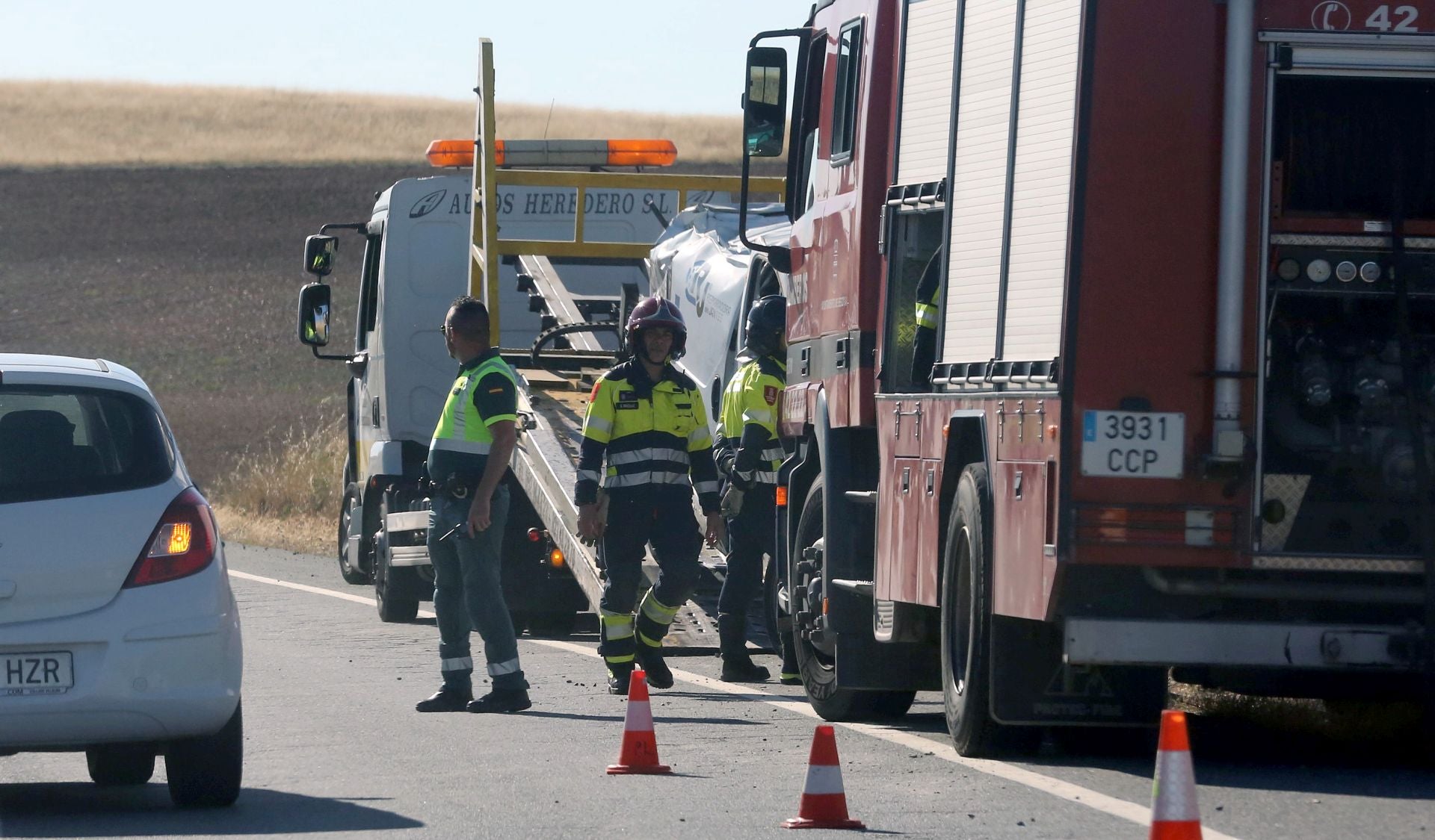 Bomberos retiran la furgoneta que ardió en la CL-605.