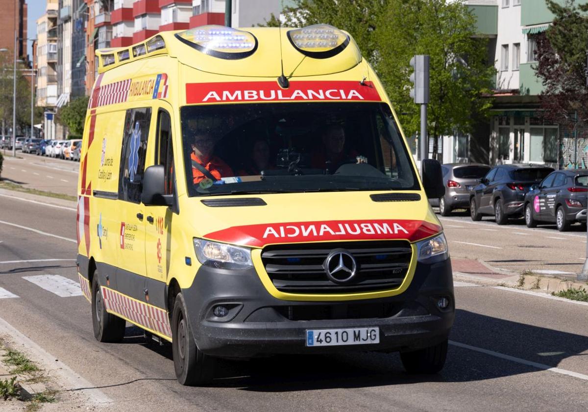 Imagen de archivo de una ambulancia en Valladolid.