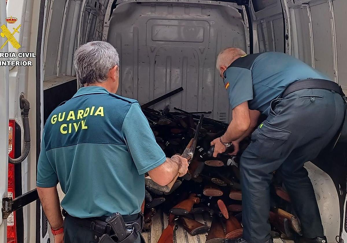 Momento en el que los guardias civiles trasladan las armas para ser destruidas en un horno de fundición de Santander.