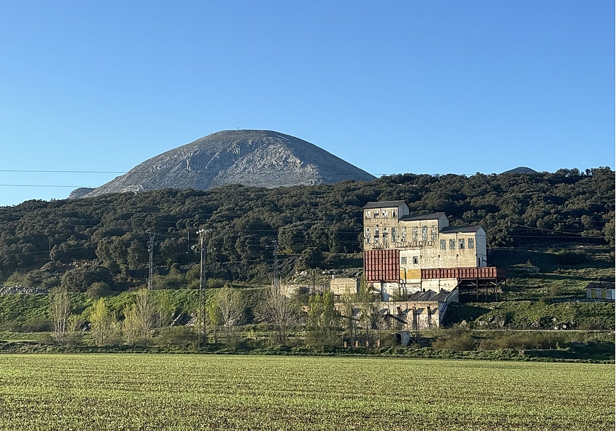 Lavadero y cargadero de la Mina San Claudio, con la Peña Redonda de fondo.