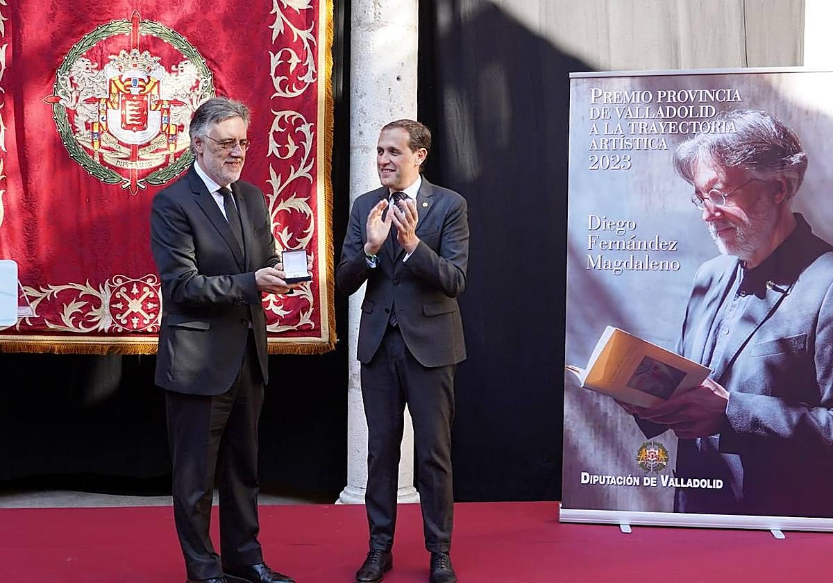 Diego Fernández Magdaleno recibe el galardón de manos de Conrado Íscar.