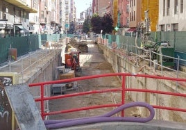 Maquinaria pesada en la boca y sobre el lateral del túnel del lado de la calle Labradores.