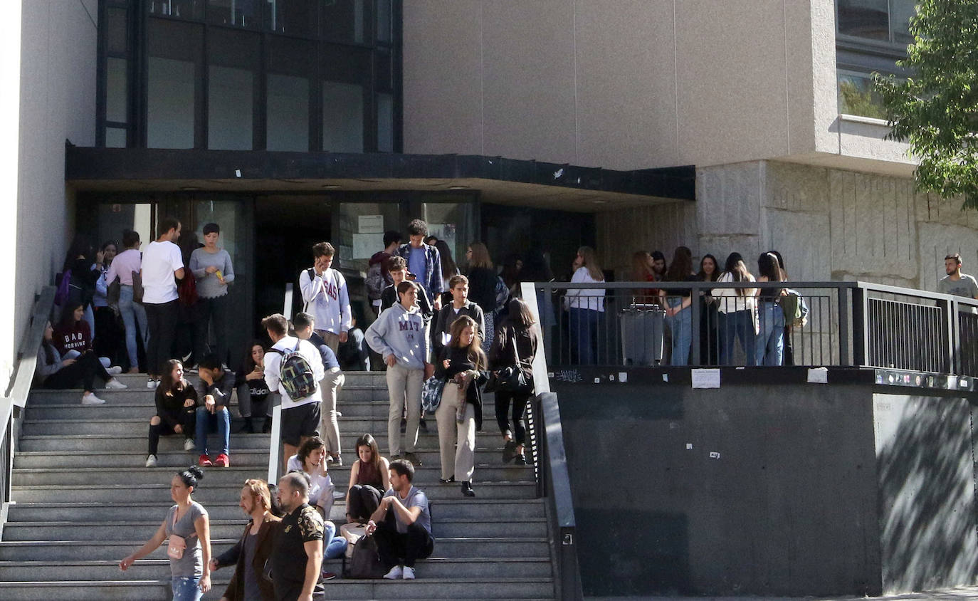 Varios alumnos salen de clase en el campus de Segovia de la Universidad de Valladolid.