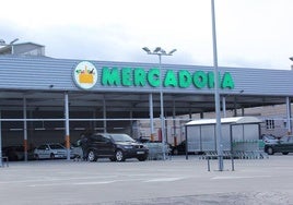 Supermercado de Mercadona en la Avenida de Madrid en el que robaron los acusados.