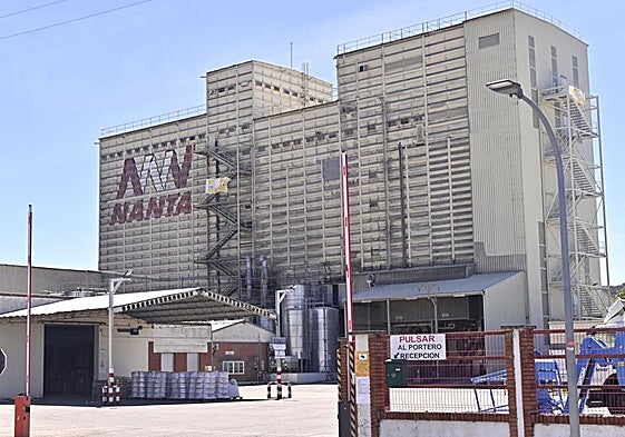 Puerta de acceso a la fábrica de piensos Nanta de Tudela de Duero.