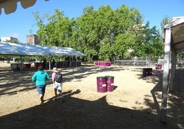 Montaje de las carpas y del escenario y contenedores colocados entre las pistas deportivas de Las Moreras.