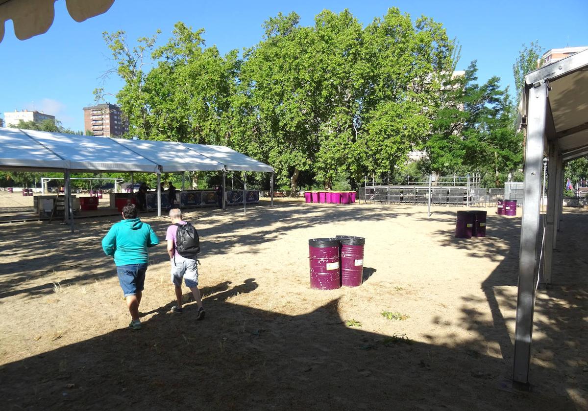 Montaje de las carpas y del escenario y contenedores colocados entre las pistas deportivas de Las Moreras.