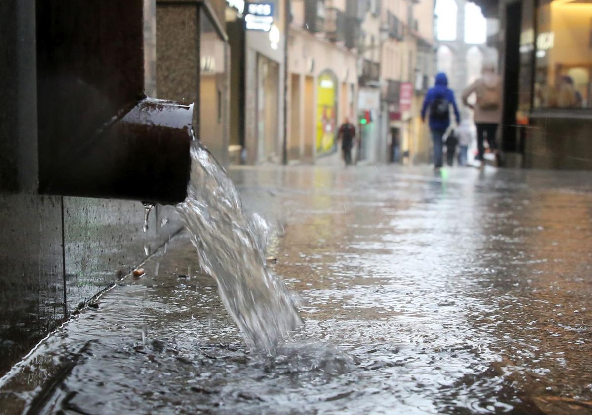 Un canalón suelta agua durante una tormenta en la ciudad de Segovia.