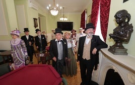 Los integrantes de la asociación santanderina en el Casino de Palencia.