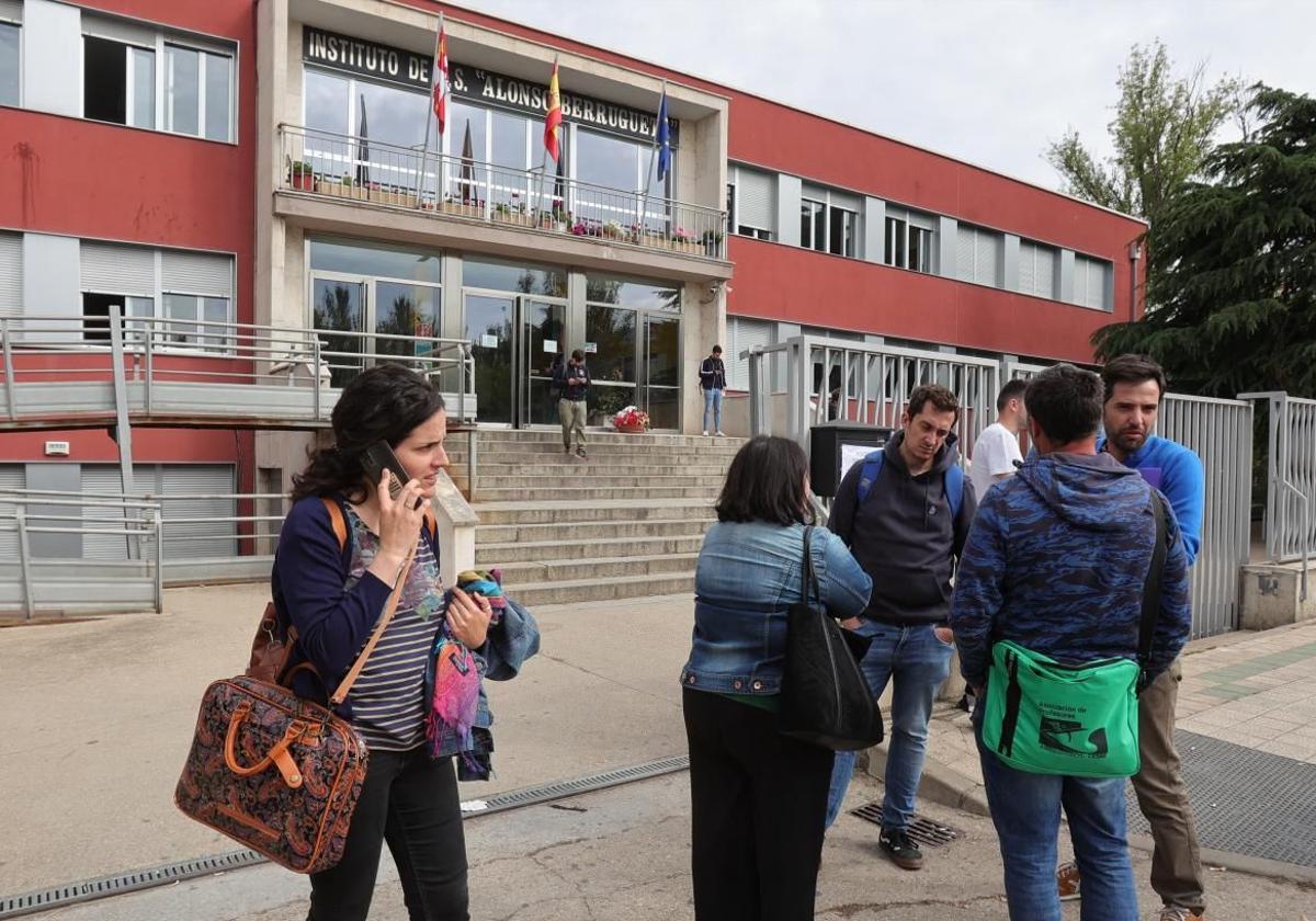 Opositores frente al instituto Alonso Berruguete de Palencia.