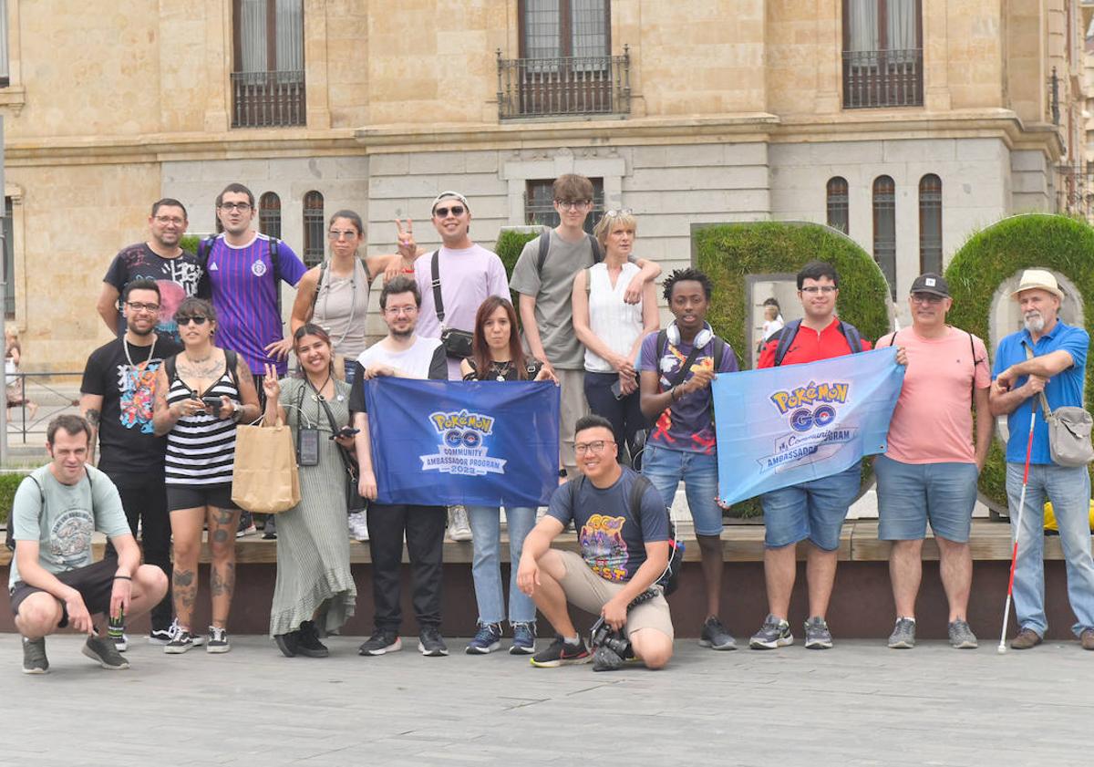 Imagen principal - Diferentes momentos de la quedada en la plaza Zorrilla de Valladolid.