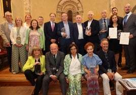 Foto de familia de los premiados por el Centro Segoviano de Madrid.