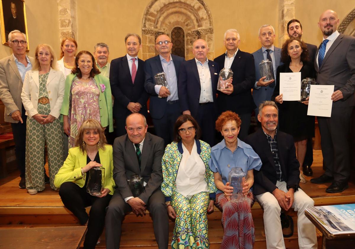 Foto de familia de los premiados por el Centro Segoviano de Madrid.