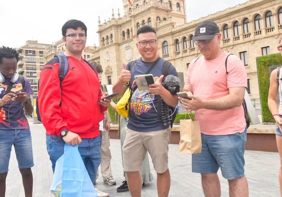 Brandon Tan, en el centro de la imagen, junto con los miembros de VallaGOlid!