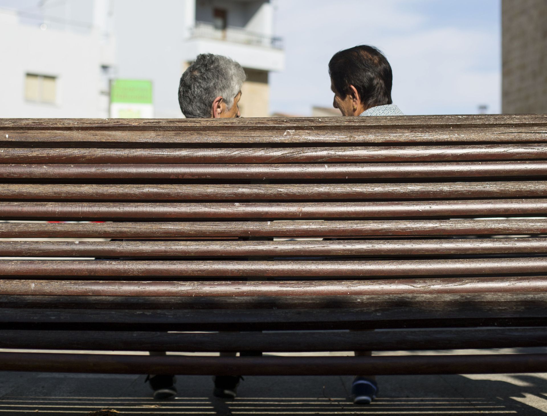 Una mujer joven pasa por delante del escaparate de una inmobiliaria en Valladolid.