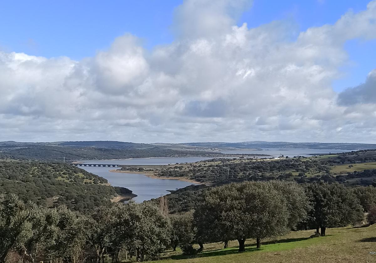 Guijo de Ávila cuenta con unas vistas magníficas al embalse de Santa Teresa, lo que lo convierte en un lugar de descanso privilegiado