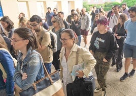 Los opositores del cuerpo de Enseñanza Secundaria, en la entrada del IES Julían Marías..