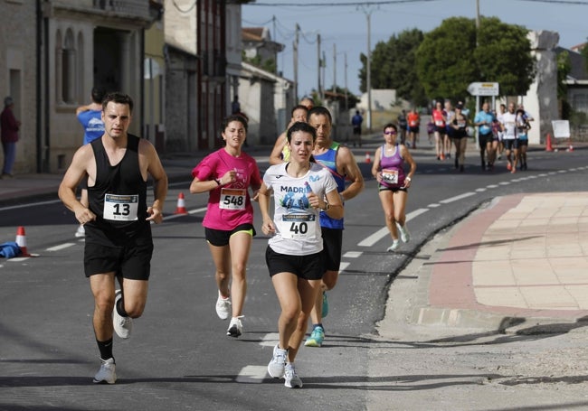 Atletas completando una de las vueltas al circuito diseñado.