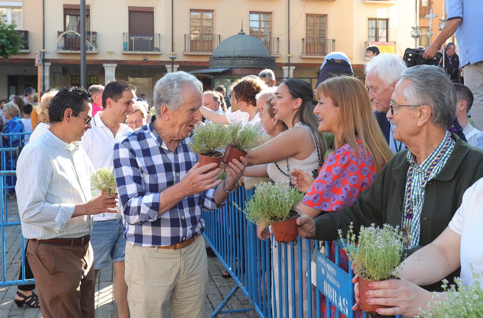 Los representantes de las cofradías reparten el tomillo.