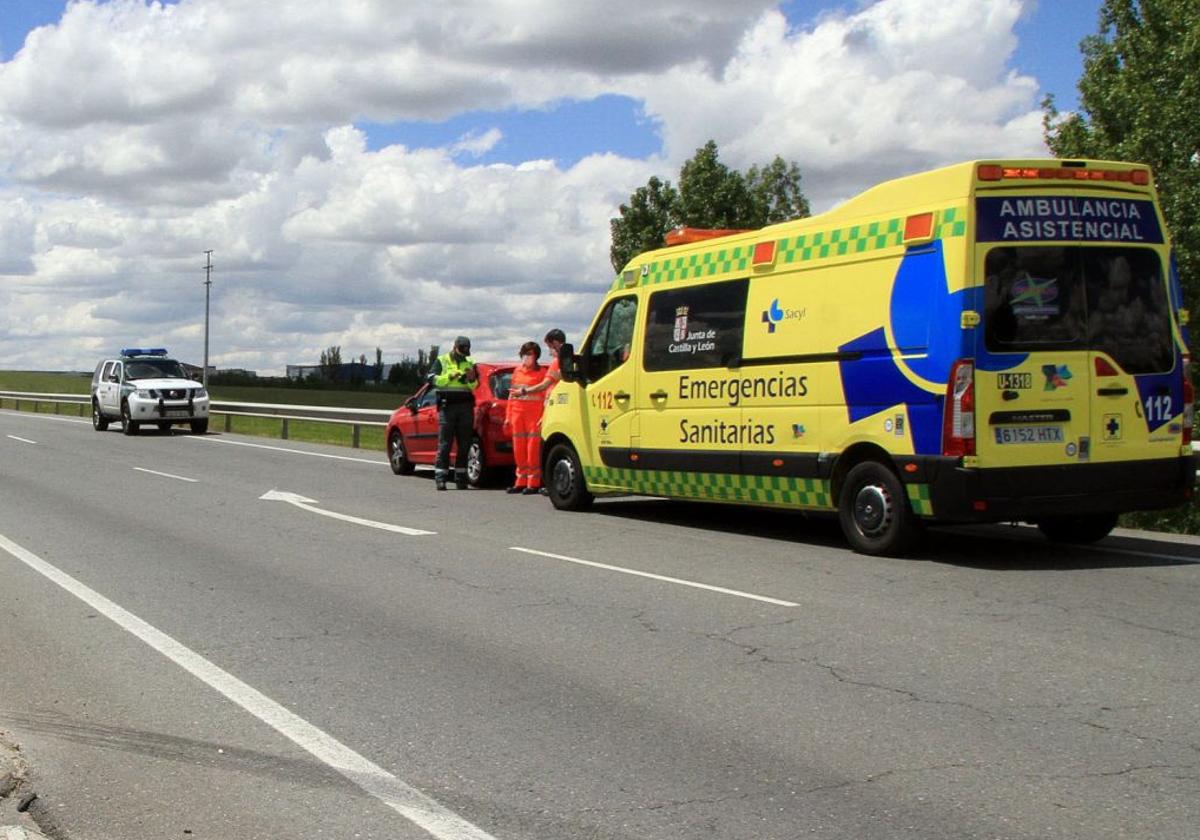 Una mujer resulta herida en una salida de vía en Nava de la Asunción