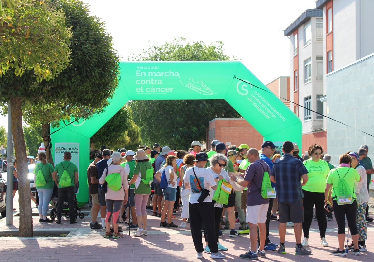 Imagen principal - Imágenes de la III Marcha Contra el Cáncer en Tudela de Duero 