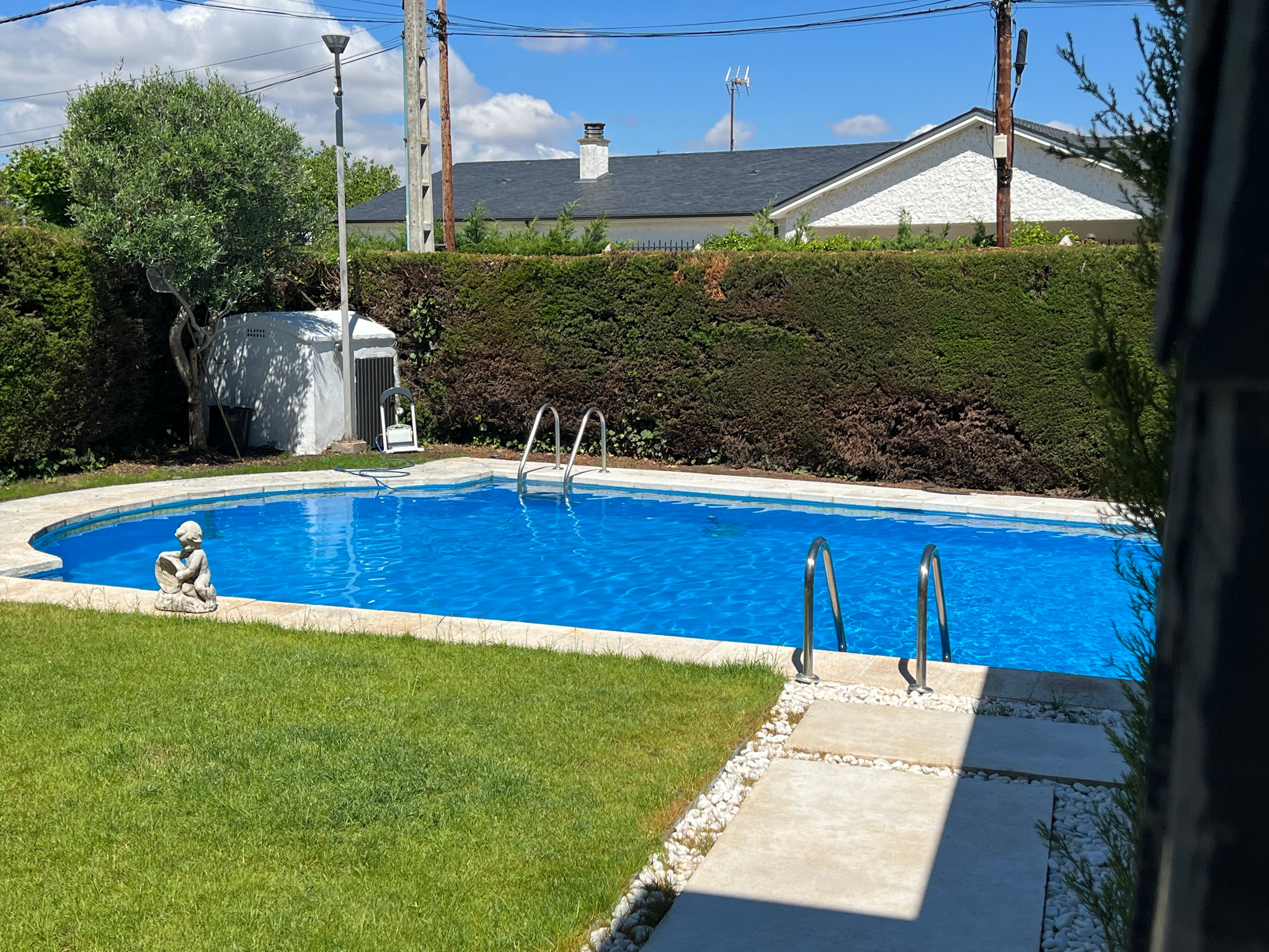 Un adosado de 1962 con piscina y estética vanguardista