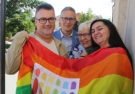 Miembros de Segoentiende junto al alcalde de Torrecaballeros, Rubén García (centro).