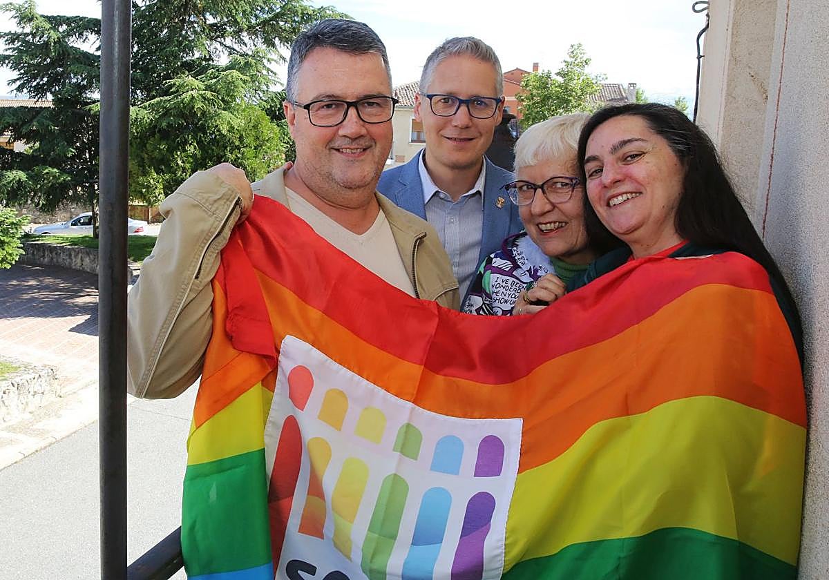 Miembros de Segoentiende junto al alcalde de Torrecaballeros, Rubén García (centro).