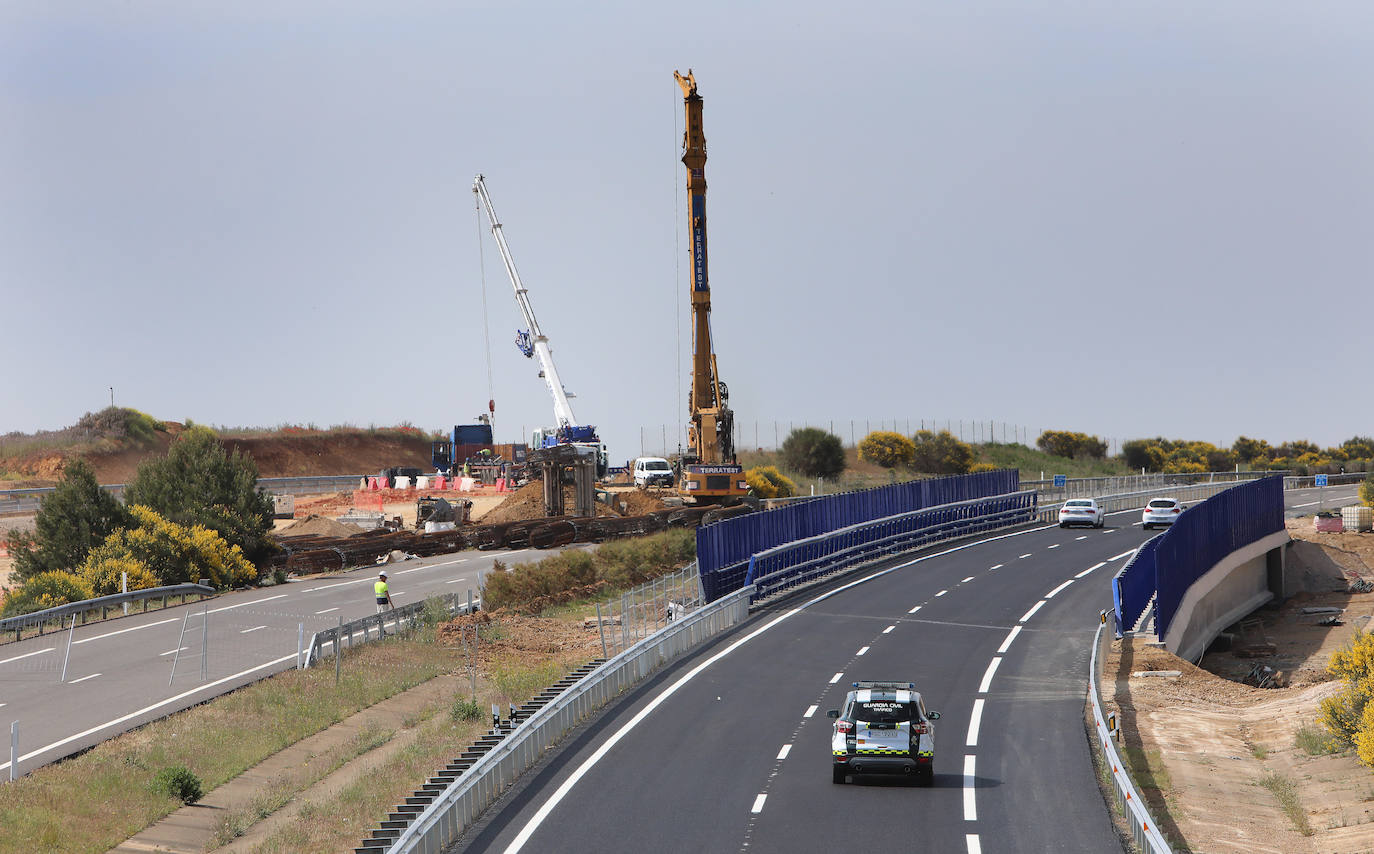 El tren de la alta velocidad invade la autovía a Cantabria