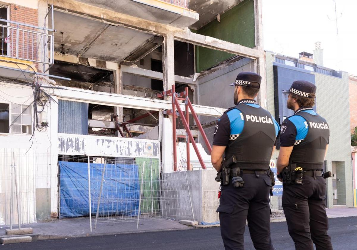 Vigilancia policial ante el edificio de la calle Goya en una imagen del mes de mayo.