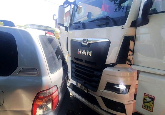 El camión siniestrado en Olmedo, que golpeó a tres coches aparcados.