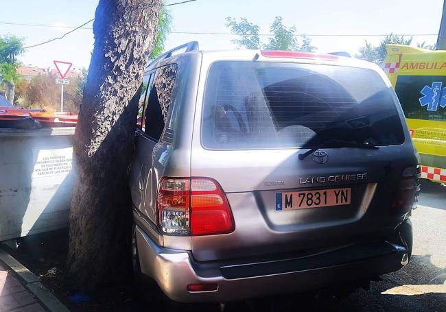 Daños en el todoterreno que recibió el impacto del camión.