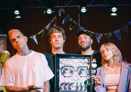 Integrantes de La La Love You junto a su Triple Disco de Platino.