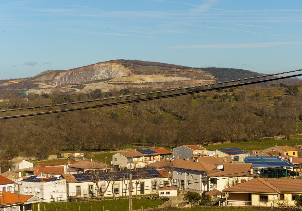 Panorámica de Valdelacasa, en la que se pueden ver las placas solares en los tejados de diferentes construcciones.