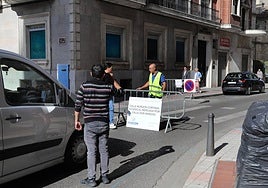 Un operario corta la calle Burgos con una valla este lunes por la mañana.