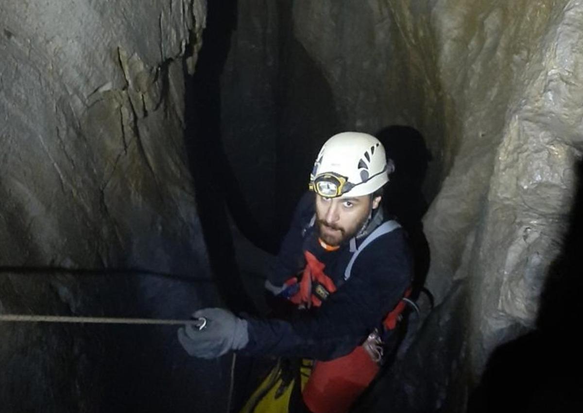 Imagen secundaria 1 - Fotografías del interior y exterior de la cueva.