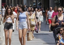 La Calle Mayor de rebajas el verano pasado.