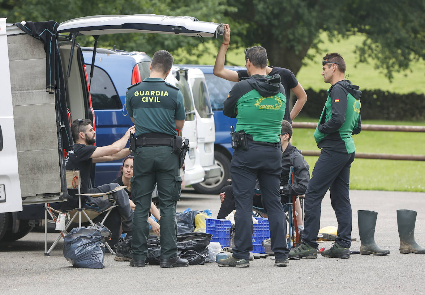 Efectivos de la Guardia Civil se preparan para el acceso a la cavidad.