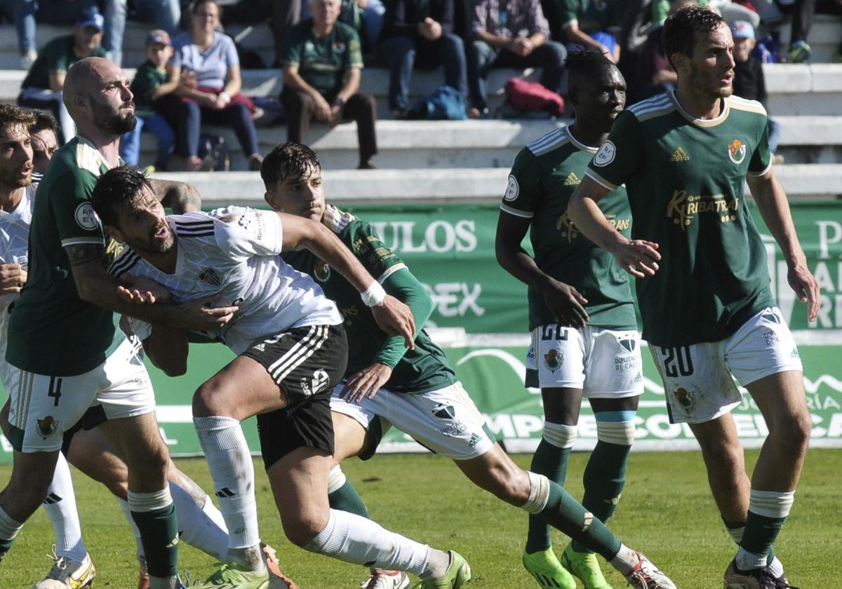 Tellechea, con el número 20, en un partido ante la Gimnástica Segoviana.