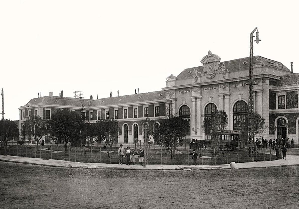 Imagen principal - La estación en una postal histórica fechada hacia 1910 / El depósito de locomotoras, ejecutado según el proyecto de Ricour / La marquesina, los andenes y las vías de la estación en los años 70 del siglo XX