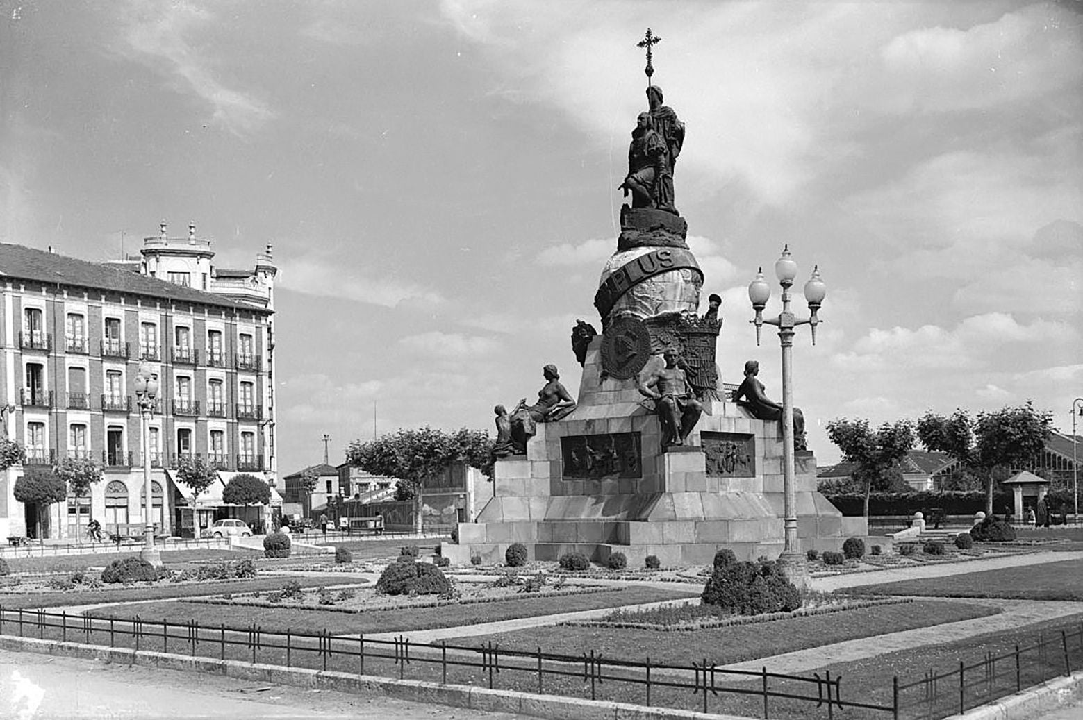 Urbanización de la plaza de Colón en los años 60 del s. XX