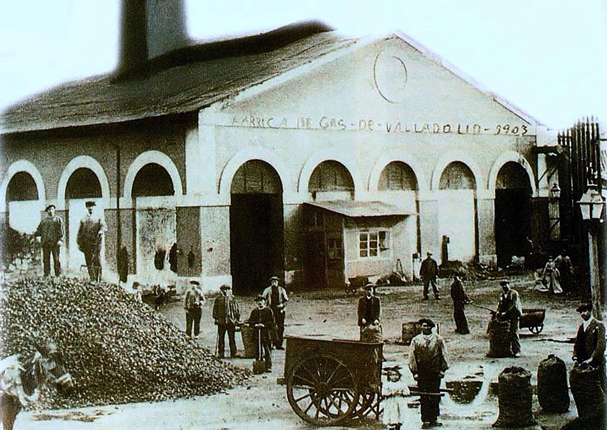 Imagen secundaria 1 - Fotografía aérea de la Acera de Recoletos, la plaza de Colón, la estación y los talleres ferroviarios, en los 60 del siglo XX / La fábrica de gas existente junto a la calle de la Estación, en 1903 / Plano de la alineación y apertura de nuevas calles entre Panaderos, Acera de Recoletos, el Campo Grande y la calle Estación, fechado en 1880.