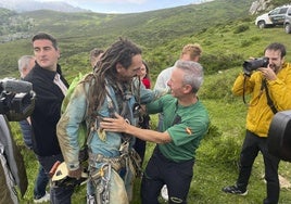 El espeleólogo salmantino Alfonso Urrutia, recibido por parte del operativo de rescate al salir de la cueva.