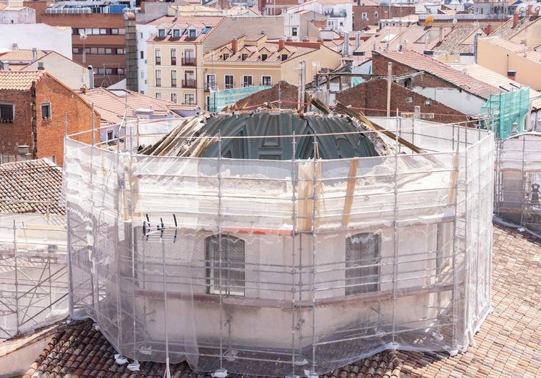 Estado en el que ha quedado la cúpula de la iglesia de la Vera Cruz tras el derrumbe.